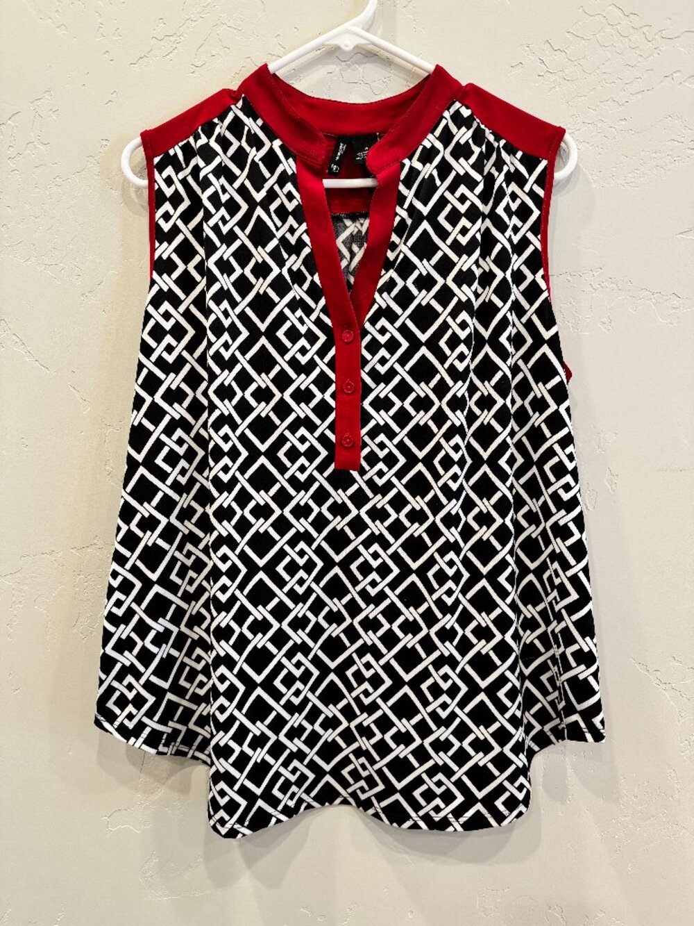 New Directions Women's Size 1X Black Geometric with Red Trim